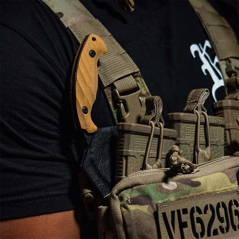 Toor Knives Karsumba Burlap Natural in sheath next to chest rig